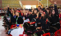 Sinh viên các dân tộc trường ĐHTN hiến máu trong trang phục truyền thống