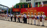 Lãnh đạo tỉnh tặng hoa cho đại diện các đơn vị giao-nhận quân