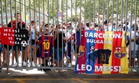 Lionel Mesi chơi trò ú tim, fan PSG lẫn Barca phát cuồng 