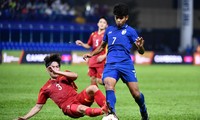CĐV Thái Lan: Các cầu thủ Việt Nam cố tình nằm sân câu giờ