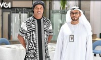 Đội bóng Indonesia chiêu mộ Ronaldinho bằng hợp đồng cực dị