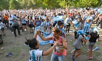 Hàng triệu người dân Argentina &apos;đi bão&apos; xuyên đêm vì niềm vui kép