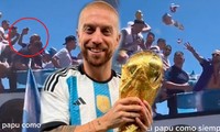 Tuyển thủ Argentina &apos;tấu hài&apos; khi diễu hành mừng chức vô địch
