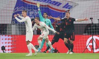 Bayern rớt điểm trong trận đầu năm mới