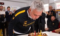 Mourinho có hành động đáng ngưỡng mộ trong buổi sinh nhật tuổi 60