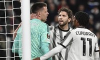 Thủ môn Wojciech Szczesny bị đau tim trong trận thắng của Juventus