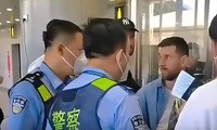 Messi bị giữ lại 2 tiếng tại sân bay Trung Quốc