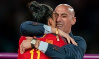Bị chỉ trích &apos;tấn công tình dục&apos; cầu thủ, chủ tịch LĐBĐ Tây Ban Nha đáp lễ