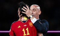 Cầu thủ bị cưỡng hôn kiện chủ tịch LĐBĐ Tây Ban Nha ra tòa