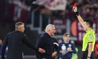 Jose Mourinho &apos;hờn dỗi&apos; vì nhận thẻ đỏ