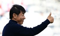 Trước trận gặp Hàn Quốc, HLV Shin Tae-yong nhận quà từ LĐBĐ Indonesia