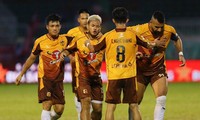 LPBank HAGL và SLNA dắt tay nhau trụ hạng, Hồng Lĩnh Hà Tĩnh cay đắng đi play-off