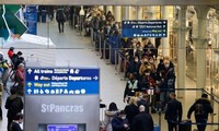 Hình ảnh hành khách xếp hàng dài để chờ tàu đi Pháp tại ga St. Pancras. Ảnh: Getty.
