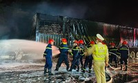 Xe container bốc cháy dữ dội trên cao tốc Nội Bài - Lào Cai
