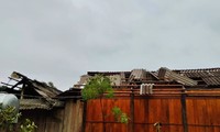 Dông lốc khiến một người mất tích, hàng trăm ngôi nhà bị tốc mái ở Yên Bái