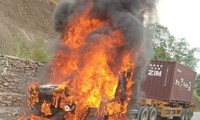 Xe container bốc cháy dữ dội trên quốc lộ đoạn qua TP Lào Cai