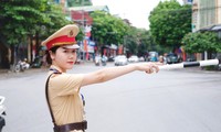 Nhan sắc vạn người mê của những nữ cảnh sát phân luồng giao thông giờ cao điểm ở Yên Bái