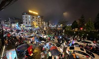 Hàng nghìn người chen chân xem pháo hoa ở Sa Pa