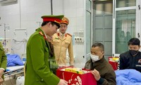 Tuổi trẻ công an Yên Bái phát mũ bảo hiểm, tặng quà bệnh nhân dịp Tết