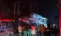 Xe khách va chạm xe đầu kéo, 5 người chết, nhiều người bị thương