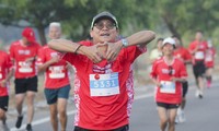 Phan Thiết Marathon 2023: Vận động viên vừa chạy vừa mua hình cá nhân làm từ thiện