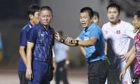 HLV Chu Đình Nghiêm tranh cãi gay gắt với trọng tài trong trận hoà của Hải Phòng