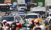 Traffic chaos at the largest intersection in Ho Chi Minh City during rush hour 
