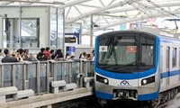 Tuyến Metro số 1 chính thức vận hành, người dân hào hứng xếp hàng chờ lên tàu