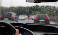Những điều cần lưu ý khi lái ô tô dưới trời mưa bão