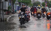 Đường ngập do triều cường, người dân TPHCM chật vật lội nước về nhà
