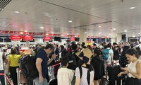 Sân bay Tân Sơn Nhất đông nghịt người chiều cuối năm