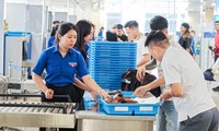 Bên trong sân bay Tân Sơn Nhất thời điểm &apos;khởi động&apos; kỳ nghỉ lễ 5 ngày