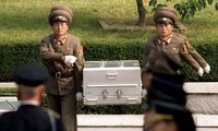 Một quan tài chứa hài cốt lính Mỹ được Triều Tiên trao trả năm 1998. Ảnh: AFP.