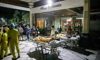 Bệnh nhân được chuyển ra bên ngoài bệnh viện sau trận động đất ở Denpasar, Bali Ảnh: Made Nagi / EPA