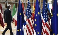Cờ EU và cờ Mỹ treo tại trụ sở EU ở Brussels. Ảnh: AFP.