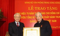 Tổng Bí thư Nguyễn Phú Trọng trao tặng Huy hiệu 75 năm tuổi Đảng cho nguyên Tổng Bí thư Đỗ Mười, chiều 25/1/2014, tại Trụ sở Trung ương Đảng. (Ảnh: Trí Dũng/TTXVN)
