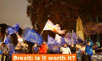 Người biểu tình phản đối Brexit tập trung trước tòa nhà Quốc hội Anh
