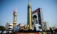 Tên lửa Iran phô trương sức mạnh trước chân dung Đại Giáo chủ tối cao