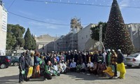 Khách du lịch chụp ảnh trước Nhà thờ Máng Cỏ, thị trấn Bethlehem