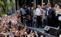 Chủ tịch Quốc hội Juan Guaidó (áo đen) vừa bày tỏ tham vọng giành ghế Tổng thống Venezuela