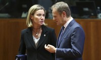 Đại diện cao cấp về chính sách đối ngoại của châu Âu Federica Mogherini (trái), và Chủ tịch Hội đồng châu Âu Donald Tusk (Ảnh: Reuters)
