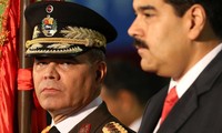 Bộ trưởng Quốc phòng Venezuela Vadimir Padrino (trái) và Tổng thống Nicolas Maduro (Ảnh: AFP)