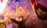 Người ủng hộ đảng đối lập CHP ăn mừng chiến thắng tại thành phố Istanbul, Thổ Nhĩ Kỳ