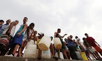 Người dân Venezuela xếp hàng lấy nước ở thủ đô Caracas