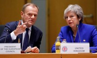 Thủ tướng Anh Theresa May (phải) cùng Chủ tịch Hội đồng châu Âu Donald Tusk trong phiên họp song phương Anh - EU để bàn về vấn đề Brexit