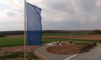 Lá cờ EU phấp phới bay bên điểm dấu đỏ-trắng, là trung tâm của EU trong tương lai, tại làng Gadheim, Đức, trong trường hợp Brexit diễn ra