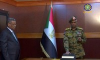 Bộ trưởng Quốc phòng Sudan Awad Mohamed Ahmed Ibn Auf tuyên thệ trước khi nắm giữ cương vị mới là Chủ tịch Hội đồng Quân sự Chuyển tiếp Sudan