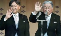 Nhật hoàng mới Naruhito (trái) vừa được vua cha nhường ngôi cách đây không lâu, bên cạnh cha ông là Nhật hoàng Akihito, người sẽ thoái vị vào cuối tháng này.