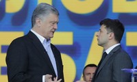 Cuộc tranh cử Tổng thống Ukraine giữa hai ứng viên Petro Poroshenko (trái) và Volodymyr Zelensky đang trở nên nóng hơn, với những rắc rối và lùm xùm bên lề