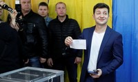 Ứng viên Volodymyr Zelensky tham gia bỏ phiếu bầu cử Tổng thống Ukraine